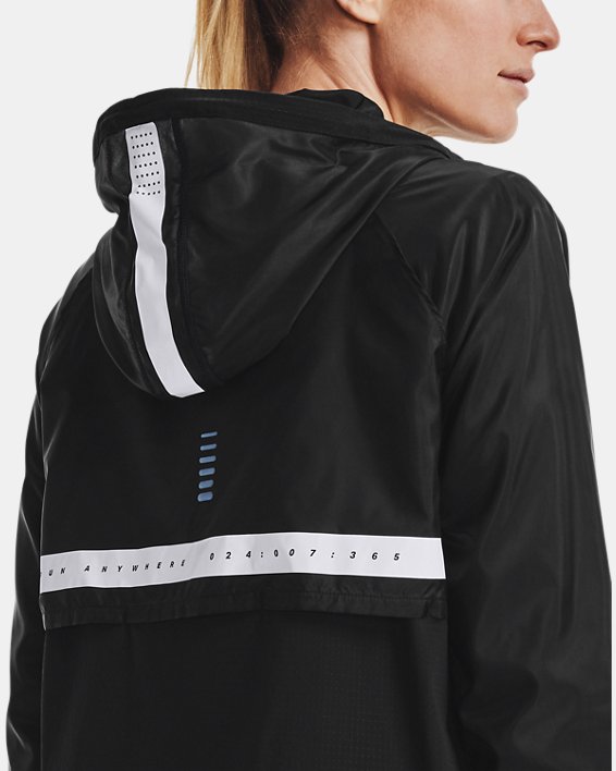 เสื้อแจ็คเก็ต UA Run Anywhere Anorak สำหรับผู้หญิง, Black, pdpMainDesktop image number 4